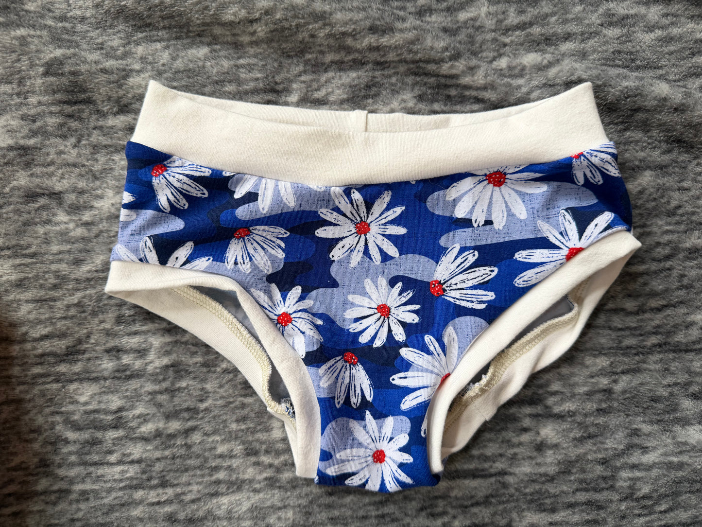 Daisies bamboo kids size 5 underwear